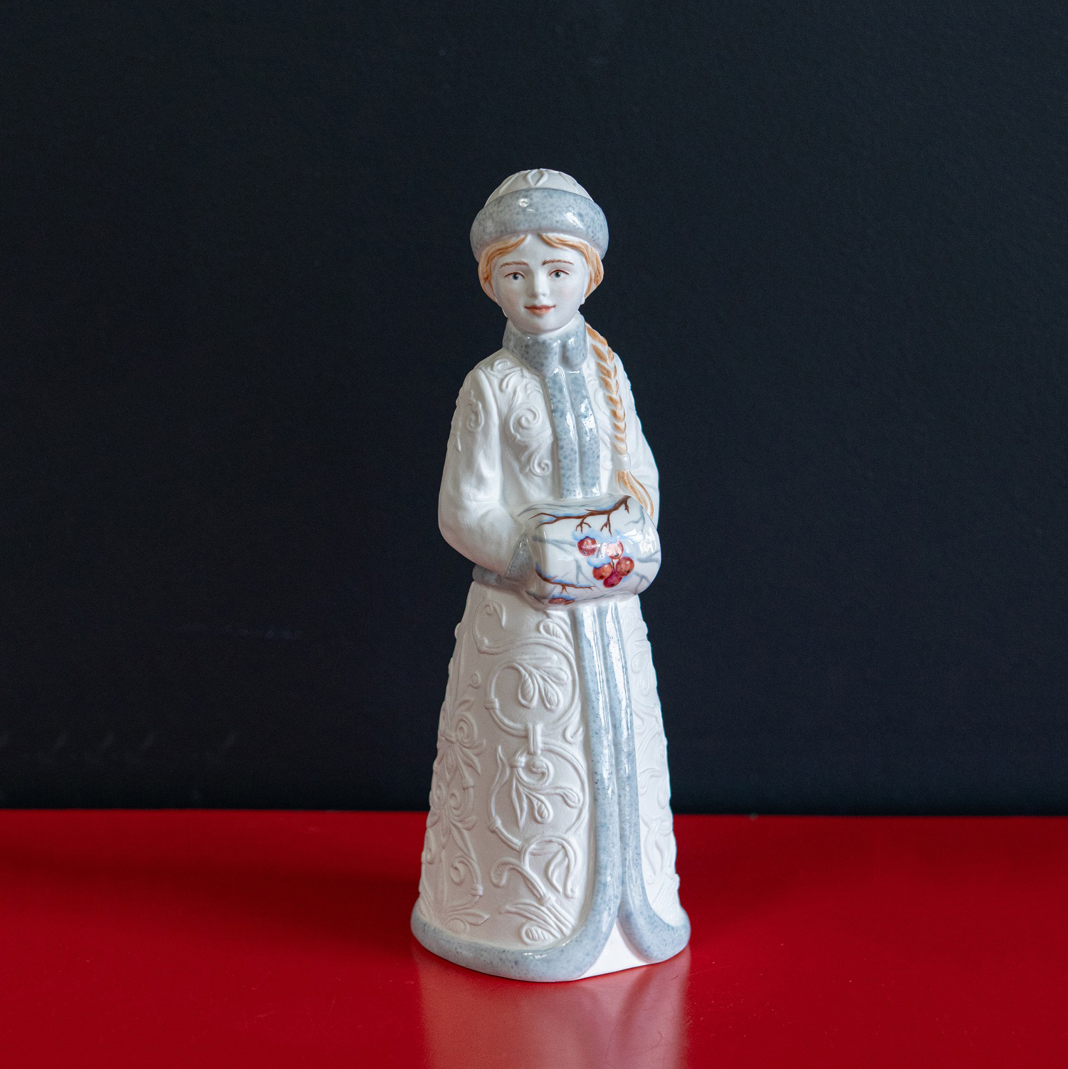 Скульптура фарфоровая «Снегурочка» большая (Снегирь)